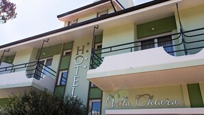 Un hotel con diseño moderno, con balcones y un cielo despejado.