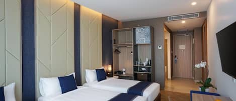 Deluxe driepersoonskamer | Een kluis op de kamer, een strijkplank/strijkijzer, gratis wifi