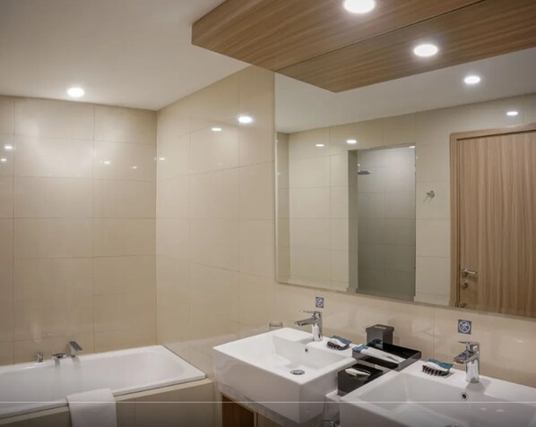 Studio (Club) | Salle de bain | Séchoir à cheveux, pantoufles, serviettes fournies