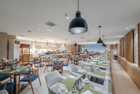 供应早餐、午餐和晚餐