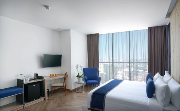 Studio (Club) | In-room safe, iron/ironing board, free WiFi, bed sheets - Aston Kemayoran City Hotel (Jakarta)