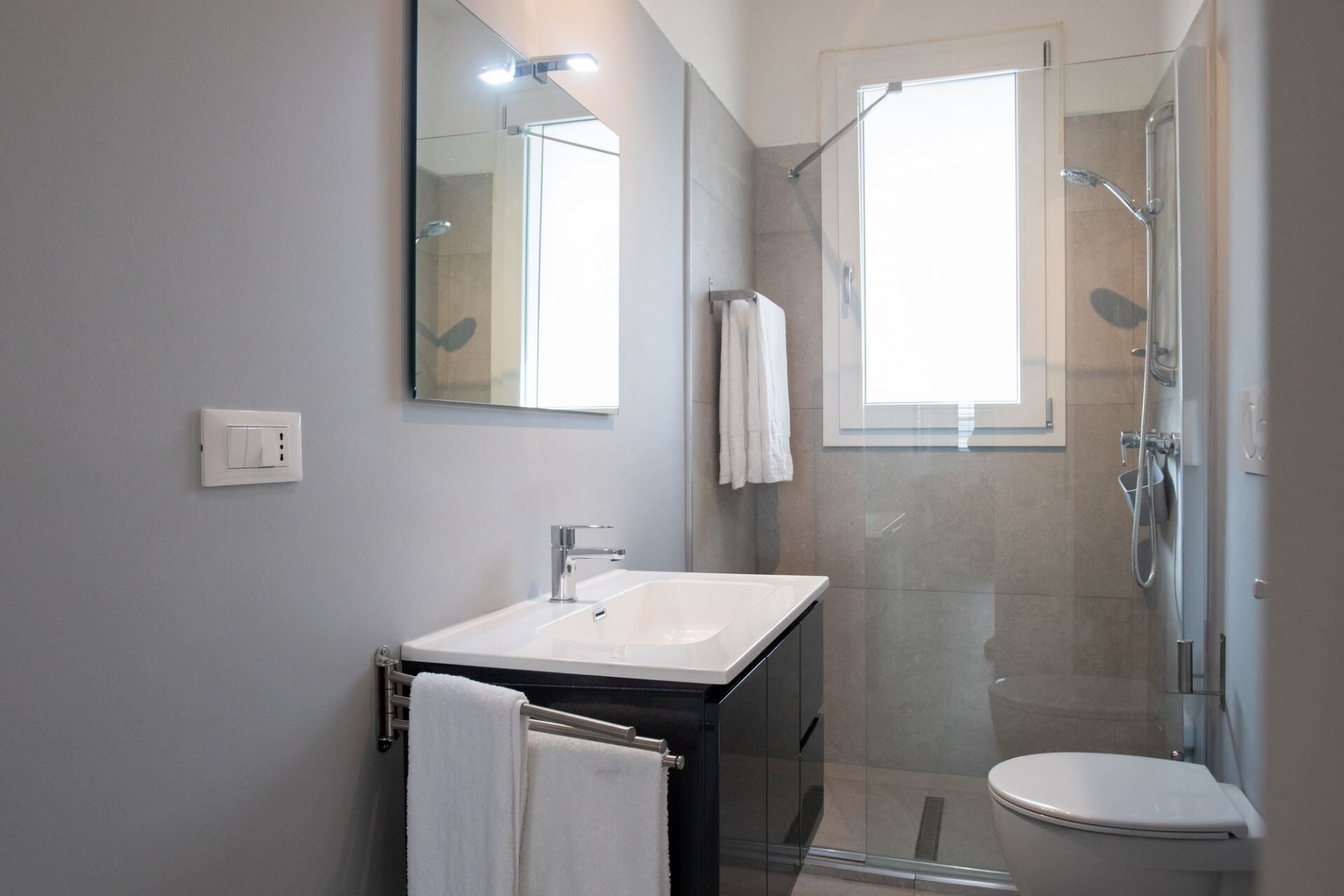 Een douche, een haardroger, een bidet, shampoo