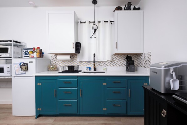 Réfrigérateur, micro-ondes, cafetière/bouilloire, bouilloire électrique