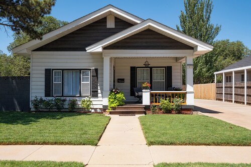 Studio Collin. Ideal Downtown property 4 work/play/relax. Near I-40 & Hist Rt 66