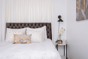 1 slaapkamer, een bureau, een strijkplank/strijkijzer, reisbedje