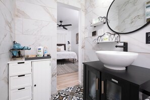 Douche, sèche-cheveux, serviettes fournies, savon