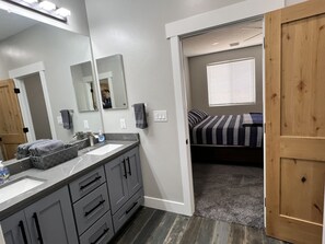 5 bedrooms, desk, free WiFi, bed sheets