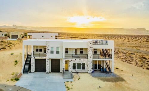 Lake View Modern House with Beautiful Sunsets!