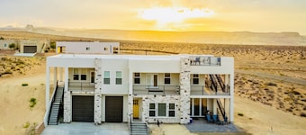 Lake View Modern House with Beautiful Sunsets!