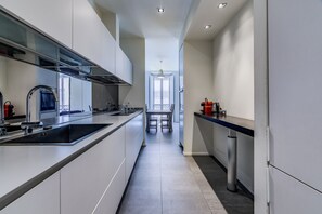 Frigorifero, microonde, forno, piano cottura