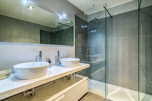 Shower, hair dryer, bidet, towels