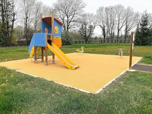 Children’s play area – outdoor