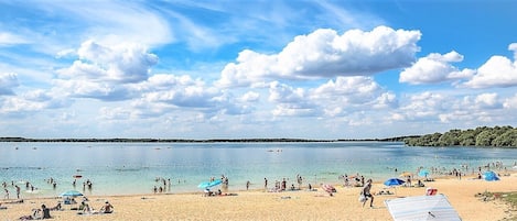 Una spiaggia nelle vicinanze