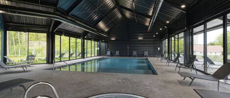 Kolam renang indoor
