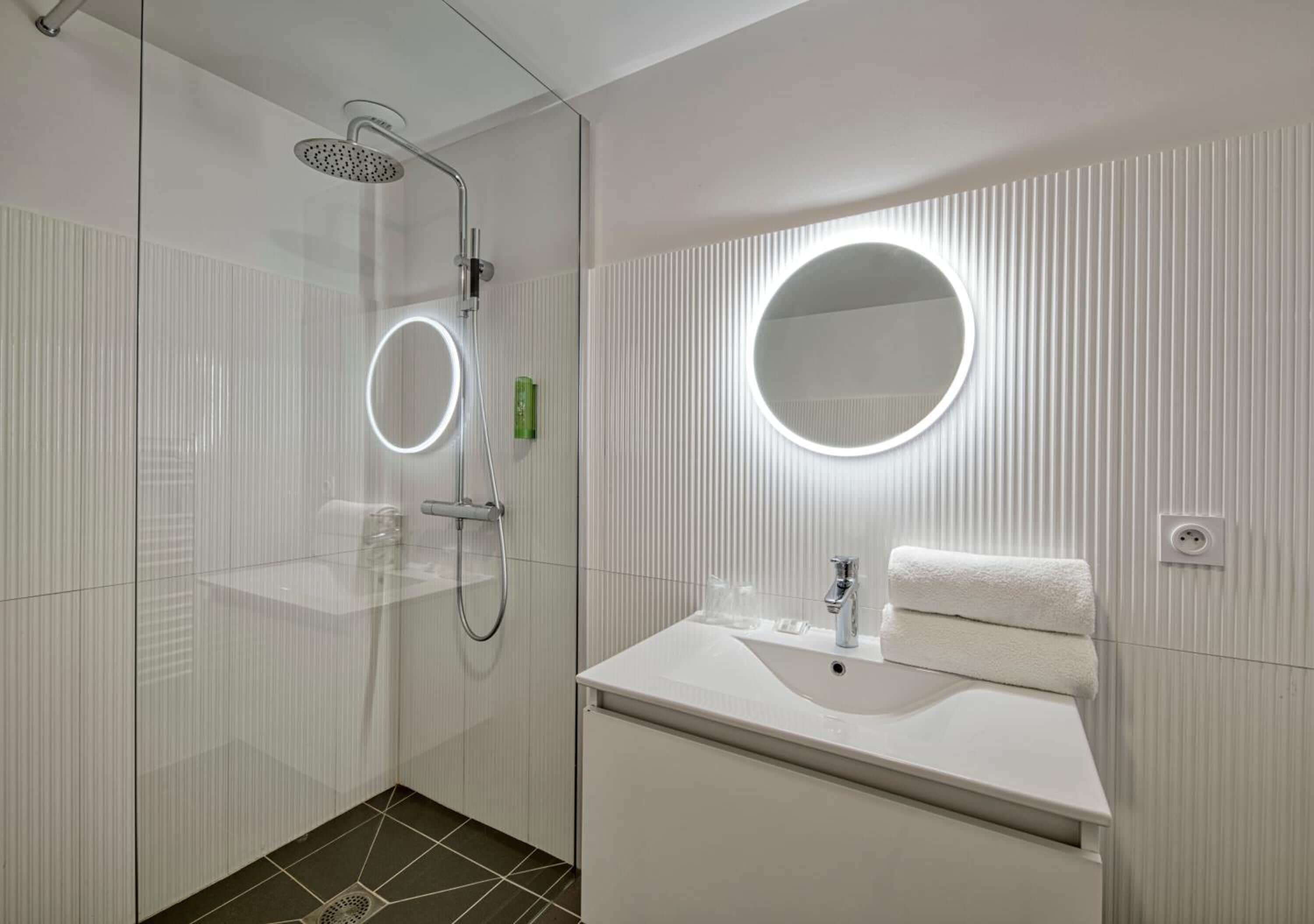 shower, rainfall showerhead, free toiletries, hair dryer