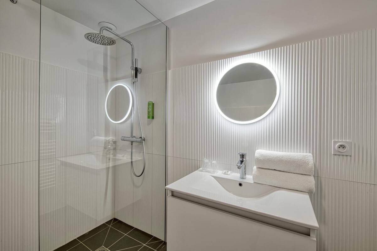 shower, rainfall showerhead, free toiletries, hair dryer