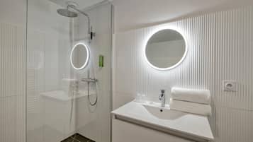 Douche, douche à « effet pluie », articles de toilette gratuits