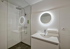 Shower, rainfall showerhead, free toiletries, hair dryer - Alba Hotel Lac d'Orient (Mesnil-Saint-Pere)