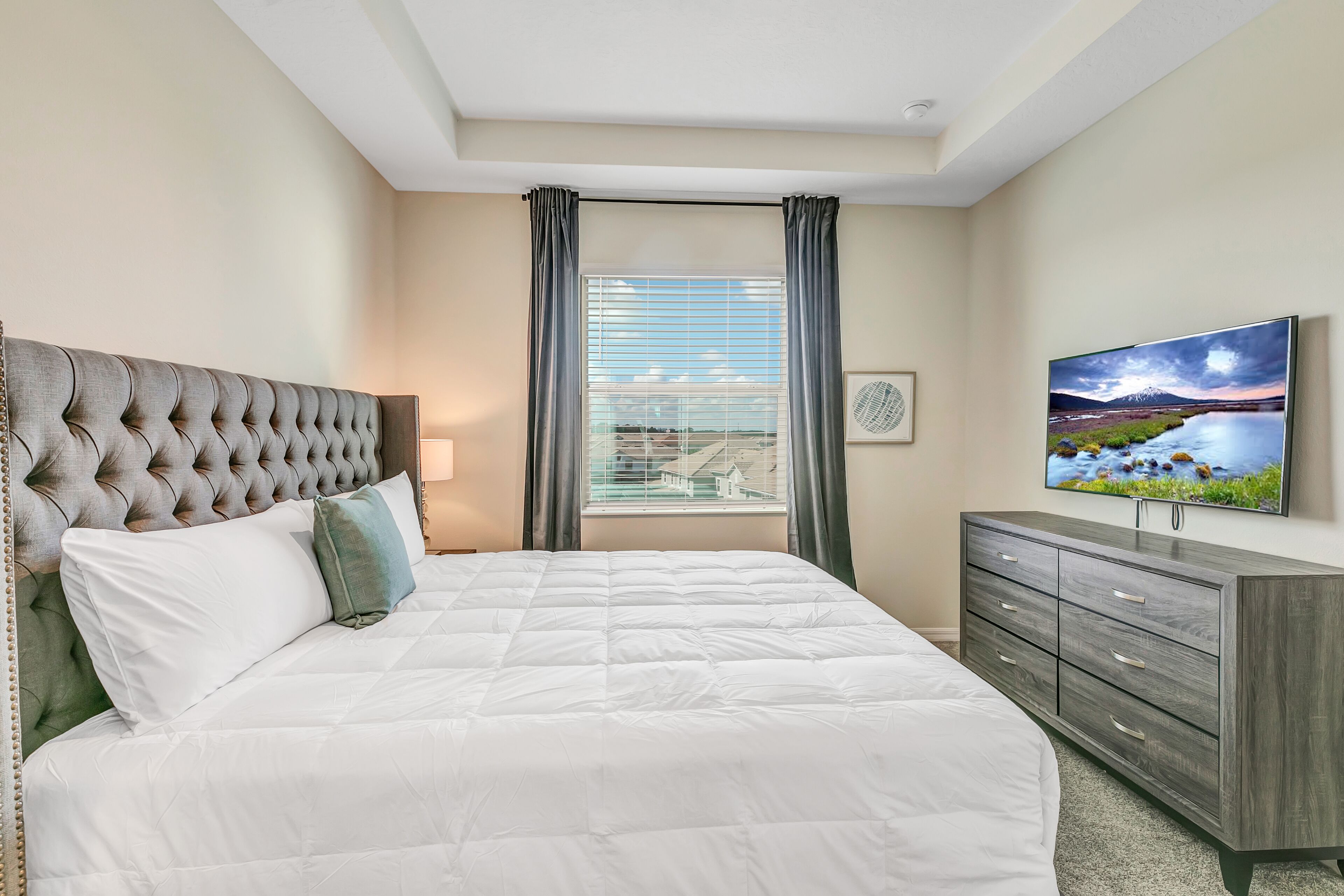 2 chambres, bureau, fer et planche à repasser, lit parapluie