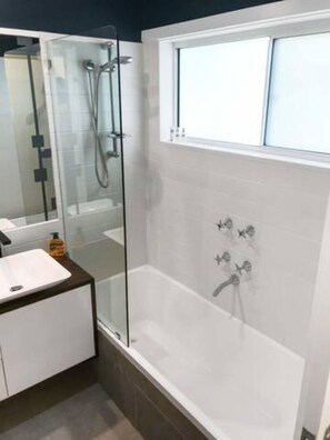Comfort Townhome | Bathroom | Separate tub and shower, hair dryer, towels, soap - Fernbrook Escape Secluded and Serene (Cockatoo)