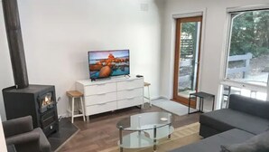 Nhà liên kế tiện nghi đơn giản | Khu phòng khách | TV LCD 40-inch có truyền hình vệ tinh, TV, lò sưởi 