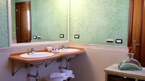 A bathroom with two sinks, a mirror, and a towel rack. - Atico de Lujo (Guia de Isora)