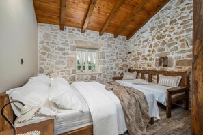 Villa familiar, varias camas, 2 baños (Stone Beauty Pool Villa Jerolim) | 3 habitaciones, tabla de planchar con plancha y ropa de cama 