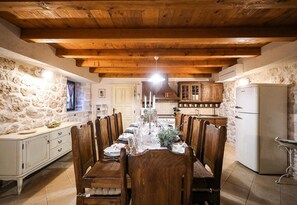 Villa Familiale, plusieurs lits, 2 salles de bains (Stone Beauty Pool Villa Jerolim) | Salle Ă manger