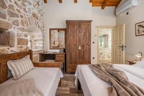 Villa Familiale, plusieurs lits, 2 salles de bains (Stone Beauty Pool Villa Jerolim) | 3 chambres, fer et planche Ă repasser, draps fournis