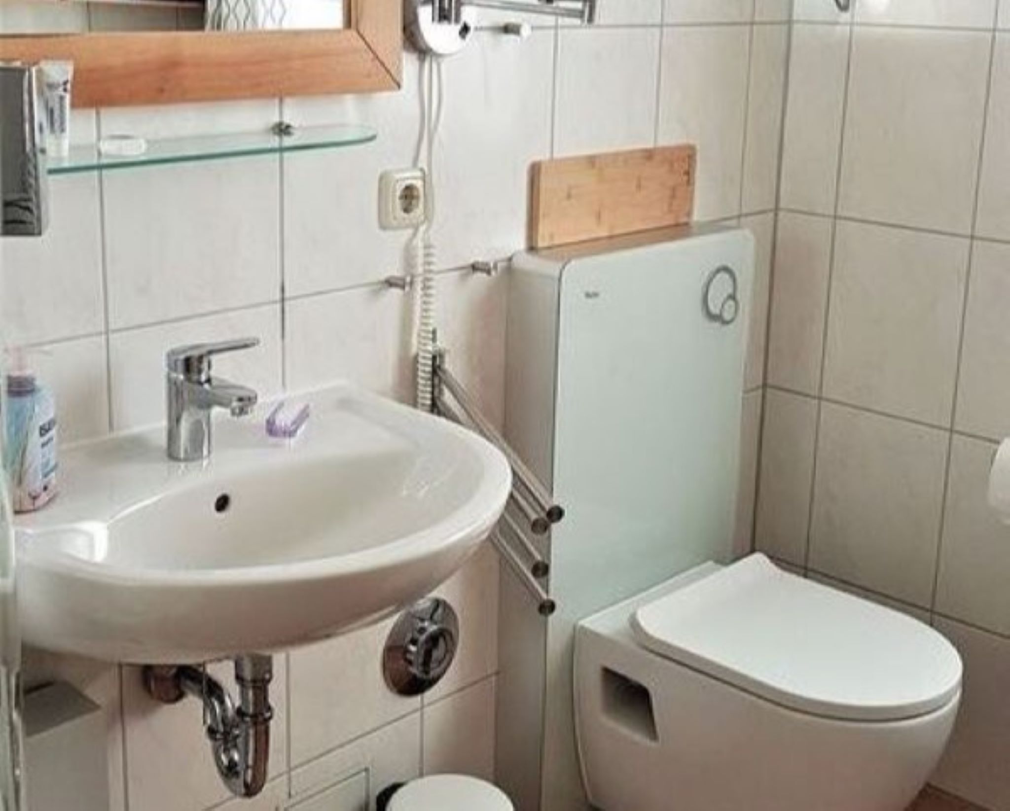 Ducha, secador de pelo, toallas, jabón