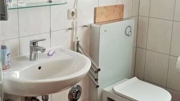 Ducha, secador de pelo, toallas, jabón