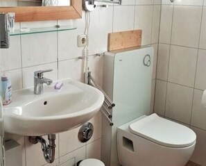 Een douche, een haardroger, handdoeken, zeep
