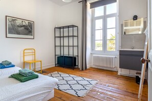 9 bedrooms, travel cot, WiFi