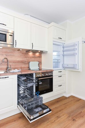 Een koelkast, een microgolfoven, een oven, een vaatwasser