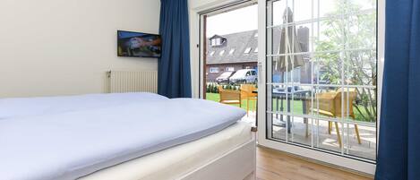 2 bedrooms, travel cot, WiFi