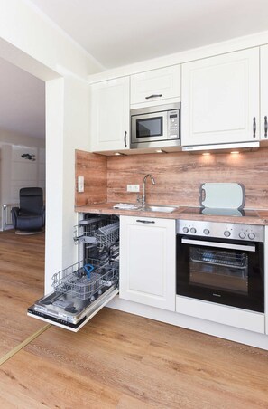 Jääkaappi, mikroaaltouuni, uuni, astianpesukone