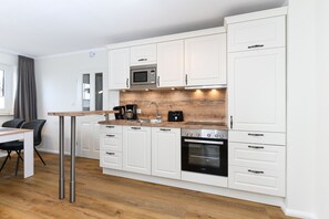 Kühlschrank, Mikrowelle, Ofen, Geschirrspüler