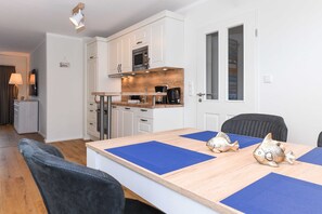 Réfrigérateur, four à micro-ondes, un four, lave-vaisselle