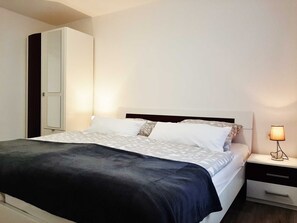 2 bedrooms, WiFi, bed sheets