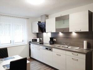 Kühlschrank, Mikrowelle, Ofen, Geschirrspüler