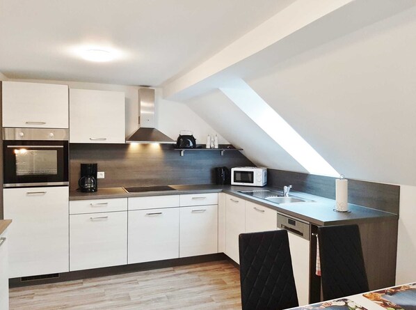 Kühlschrank, Mikrowelle, Ofen, Geschirrspüler