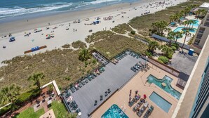 Un resort frente al mar con piscina y acceso directo a la playa.