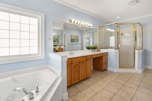 Badewanne, Whirlpool, Haartrockner, Handtücher