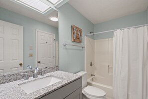 Combined shower/bathtub, towels