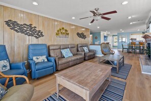 Flachbildfernseher, Videospiele, Tischfußball