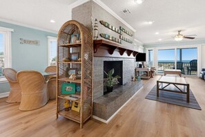 Een flatscreentelevisie, videogames en tafelvoetbal