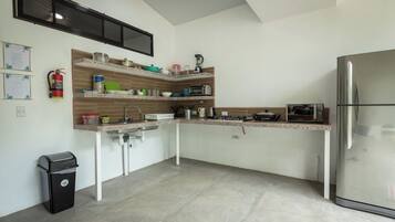 Refrigerador, microondas, placa de cocina, tostadora