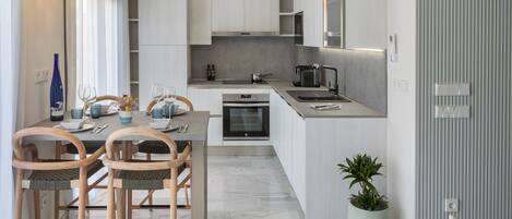 Een koelkast, een microgolfoven, een oven, een kookplaat