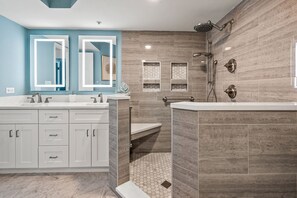 Combined shower/tub, jetted tub, towels