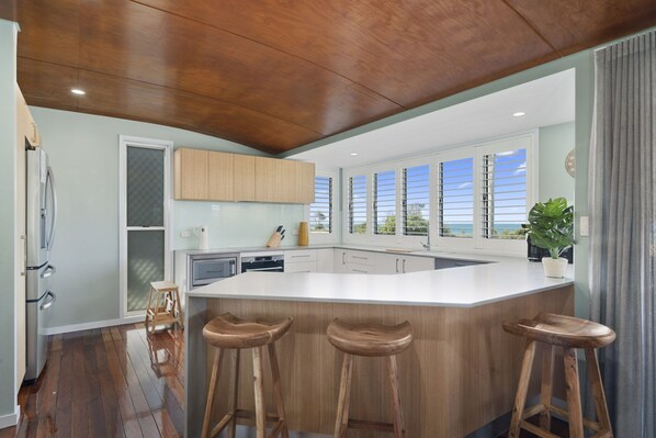 Een microgolfoven, een kookplaat, een vaatwasser